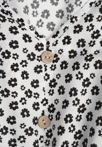 Renee - Biała Bawełniana Sukienka o Rozkloszowanym Kroju z Guzikami w Kwiatowy Wzór Roniva. Okazja: na co dzień, na imprezę. Kolor: biały. Materiał: bawełna. Wzór: kwiaty. Sezon: lato. Typ sukienki: proste, rozkloszowane. Styl: casual #6