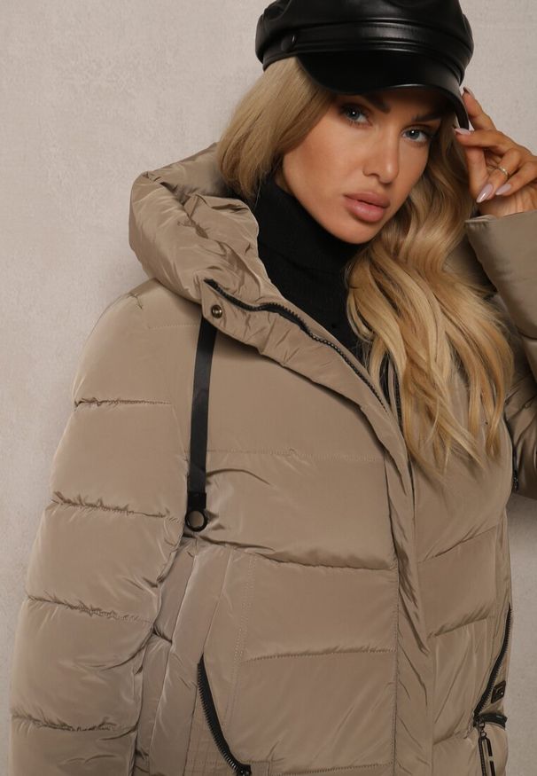 Renee - Beżowa Kurtka z Pikowanymi Przeszyciami Kapturem i Wysokim Kołnierzem Atinesca. Okazja: na co dzień. Kolor: beżowy. Materiał: jeans. Sezon: zima. Styl: casual