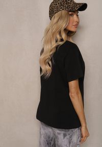 Renee - Czarny T-shirt z Krótkim Rękawem i Okrągłym Dekoltem Volksa. Kolor: czarny. Długość rękawa: krótki rękaw. Długość: krótkie