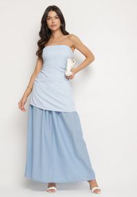 Born2be - Niebieska Koktajlowa Sukienka Typu Bandeau z Marszczeniem Izelessa. Okazja: na imprezę. Kolor: niebieski. Styl: wizytowy #6