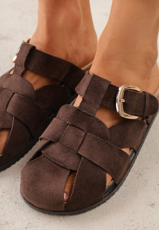 Renee - Brązowe Klapki Mule na Podeszwie z Imitacji Korka Zdobione Wycięciami i Klamrą Deolure. Okazja: na co dzień, na randkę. Kolor: brązowy. Materiał: jeans, zamsz. Wzór: aplikacja. Sezon: lato. Styl: boho, wakacyjny, casual