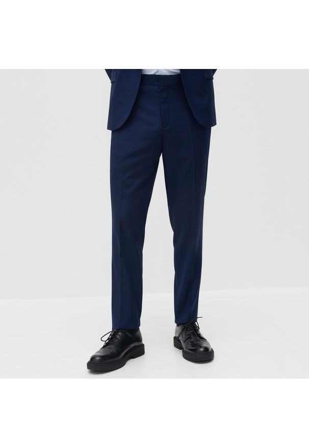 Reserved - Eleganckie spodnie slim fit - Granatowy. Kolor: niebieski. Styl: elegancki