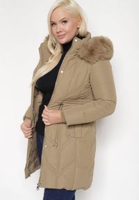 Born2be - Ciemnobeżowa Kurtka Pikowana o Długim Kroju z Kapturem z Futrem Ściągana w Talii Mazilie. Typ kołnierza: kaptur. Kolor: beżowy. Materiał: futro. Długość rękawa: długi rękaw. Długość: długie. Styl: elegancki #2