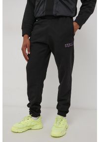 adidas Originals Spodnie HC7146 męskie kolor czarny z nadrukiem. Kolor: czarny. Materiał: bawełna, poliester, dzianina. Wzór: nadruk #3