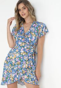 Born2be - Niebiesko-Granatowa Kopertowa Sukienka Mini z Wiązaniem w Pasie z Wiskozy Huette. Kolor: niebieski. Materiał: wiskoza. Wzór: aplikacja. Sezon: wiosna, lato. Typ sukienki: kopertowe. Długość: mini #3