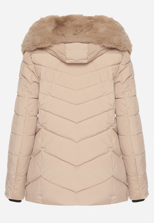 Born2be - Beżowa Pikowana Kurtka z Odpinanym Kapturem z Futerkiem Zinmora. Okazja: na co dzień. Kolor: beżowy. Materiał: futro. Długość rękawa: długi rękaw. Długość: długie. Sezon: zima. Styl: klasyczny, casual, elegancki