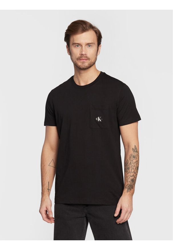 Calvin Klein Jeans T-Shirt J30J323027 Czarny Regular Fit. Kolor: czarny. Materiał: bawełna