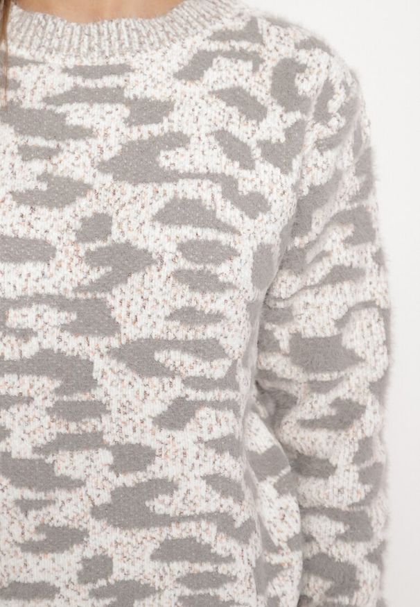 Born2be - Jasnoszary Sweter z Wełną o Klasycznym Kroju Zdobiony Wzorem w Cętki Zinarisa. Kolor: szary. Materiał: wełna. Wzór: aplikacja. Sezon: zima. Styl: klasyczny