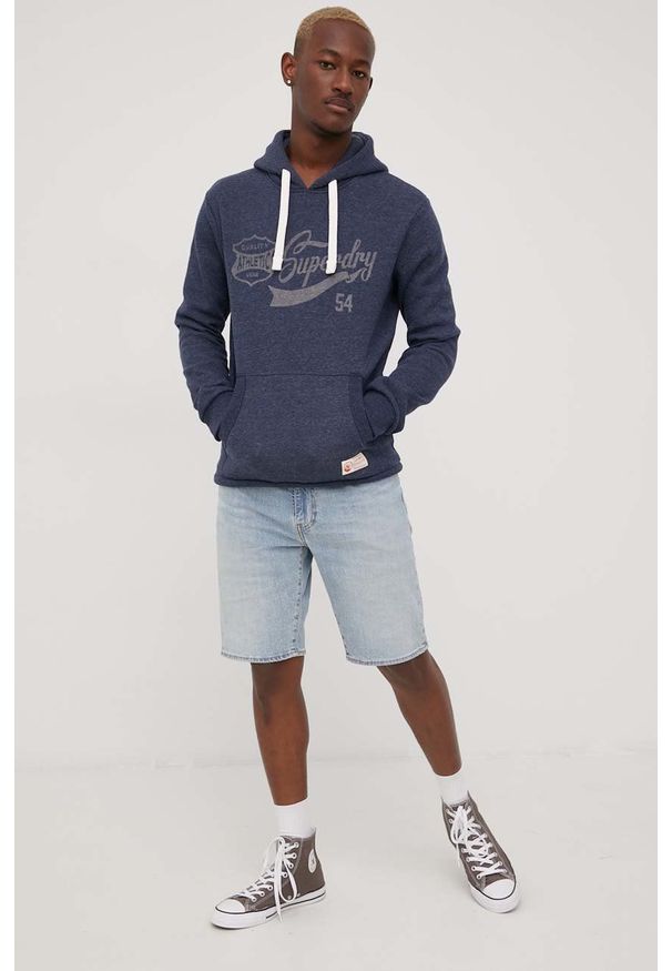 Superdry bluza męska kolor granatowy z kapturem z nadrukiem. Okazja: na co dzień. Typ kołnierza: kaptur. Kolor: niebieski. Wzór: nadruk. Styl: casual