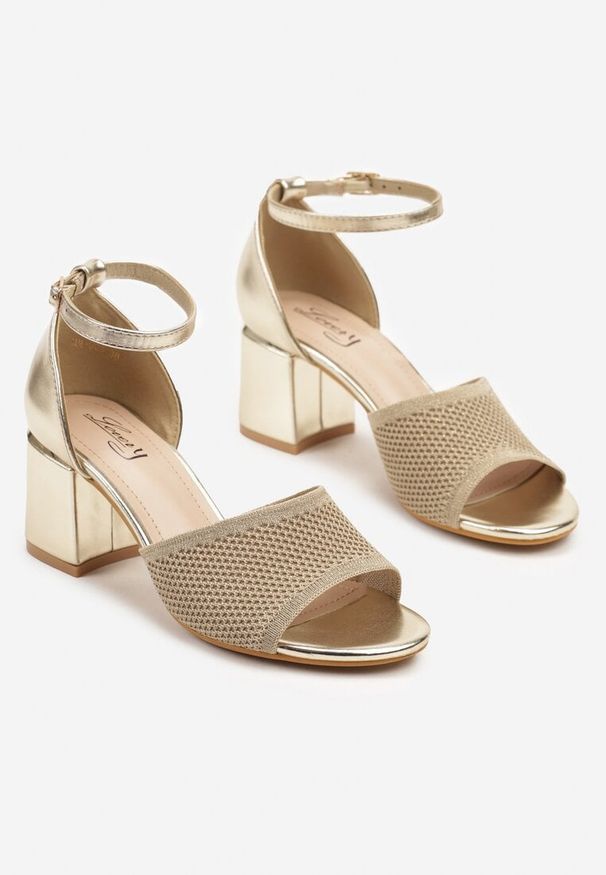 Renee - Złote Sandały na Słupkowym Obcasie z Dzianinowym Zdobieniem Nusaviella. Okazja: na spacer, na imprezę, na co dzień. Zapięcie: pasek. Kolor: złoty. Materiał: dzianina. Wzór: aplikacja. Obcas: na obcasie. Styl: elegancki, casual, wizytowy. Wysokość obcasa: średni