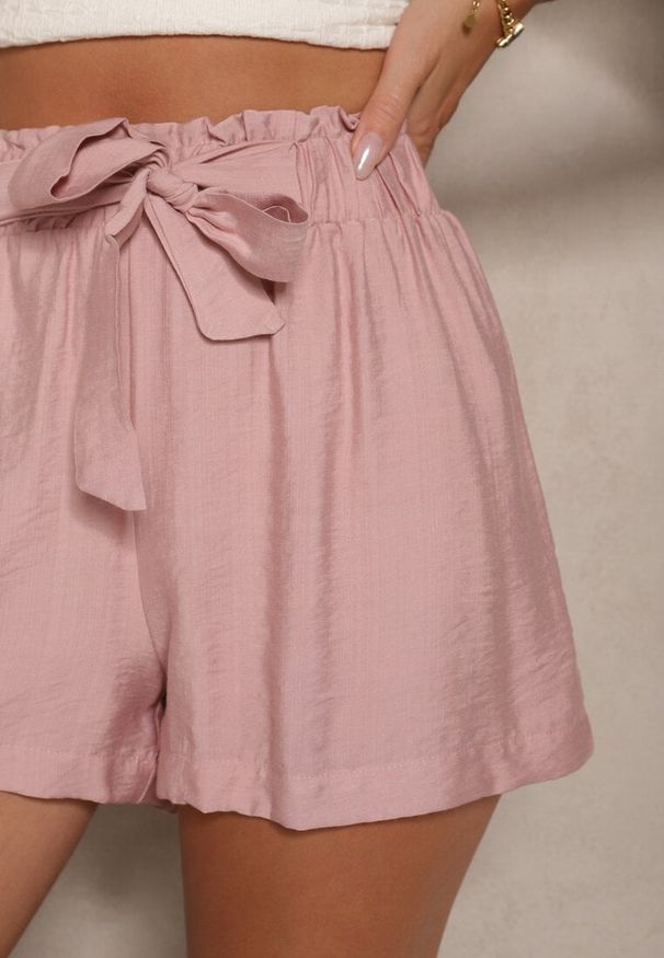 Renee - Różowe Szorty z Wiskozy Paper Bag Ozdobione Paskiem Kanovia. Okazja: na co dzień. Stan: podwyższony. Kolor: różowy. Materiał: wiskoza. Wzór: aplikacja. Sezon: lato. Styl: klasyczny, casual, elegancki