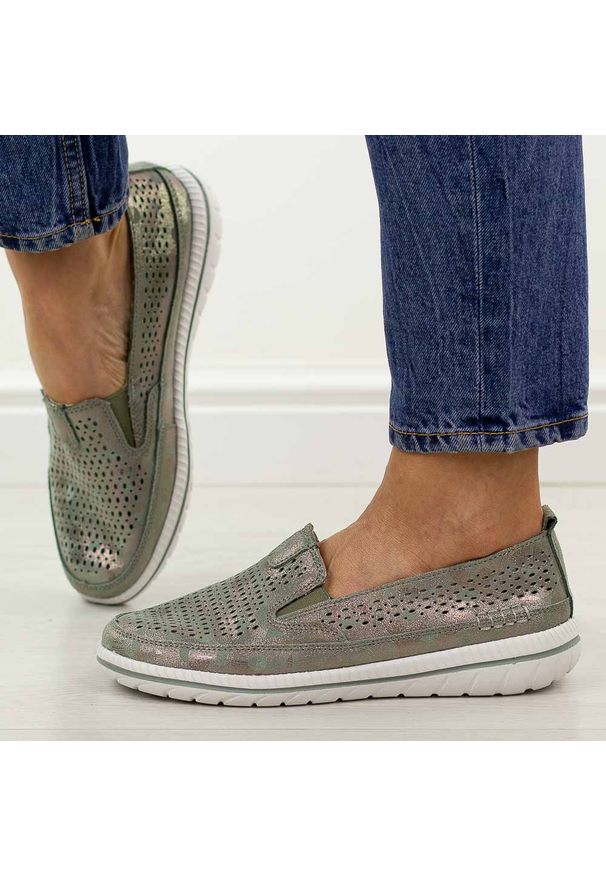 Zielone ażurowe skórzane półbuty damskie Jezzi 5364. Okazja: na spacer, na co dzień. Nosek buta: okrągły. Kolor: zielony. Materiał: skóra. Szerokość cholewki: normalna. Wzór: ażurowy. Sezon: wiosna, jesień, lato. Styl: casual, elegancki