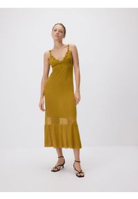 Reserved - Sukienka z kwiatową aplikacją - oliwkowy. Kolor: oliwkowy. Materiał: wiskoza. Wzór: aplikacja, kwiaty #1