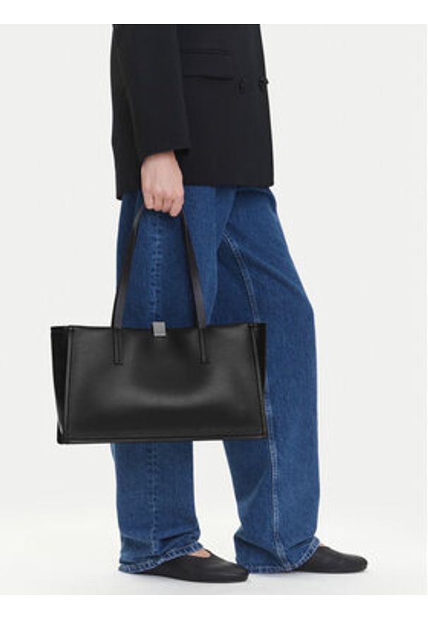 Calvin Klein Torebka Ck Narrate E/W Shoulder Bag K60K612987 Czarny. Kolor: czarny. Materiał: skórzane