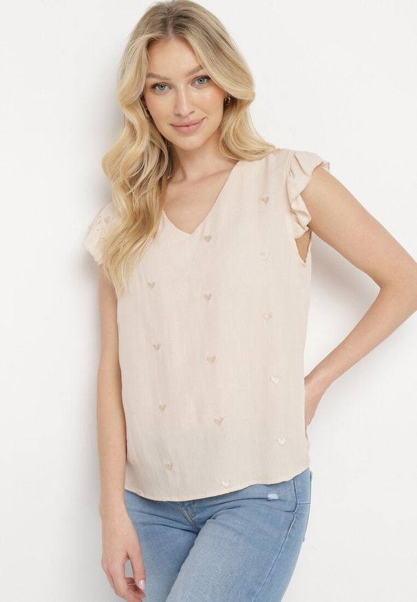 Born2be - Beżowa Bluzka Top z Wiskozy bez Rękawów z Falbankami w Haftowane Serduszka Taella. Okazja: na co dzień. Typ kołnierza: kołnierz z falbankami. Kolor: beżowy. Materiał: wiskoza. Długość rękawa: bez rękawów. Wzór: haft. Styl: elegancki, casual