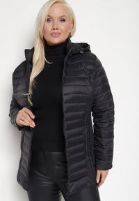 Born2be - Czarna Pikowana Kurtka o Prostym Kroju z Odpinanym Kapturem i Kieszeniami Pretiel. Okazja: na co dzień. Kolekcja: plus size. Kolor: czarny. Materiał: jeans. Styl: sportowy, casual #3