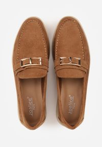 Born2be - Jasnobrązowe Mokasyny z Prostokątną Metaliczną Ozdobą Aeleorane. Nosek buta: okrągły. Zapięcie: klamry. Kolor: brązowy. Materiał: skóra, zamsz. Wzór: aplikacja. Obcas: na obcasie. Styl: klasyczny. Wysokość obcasa: niski #2