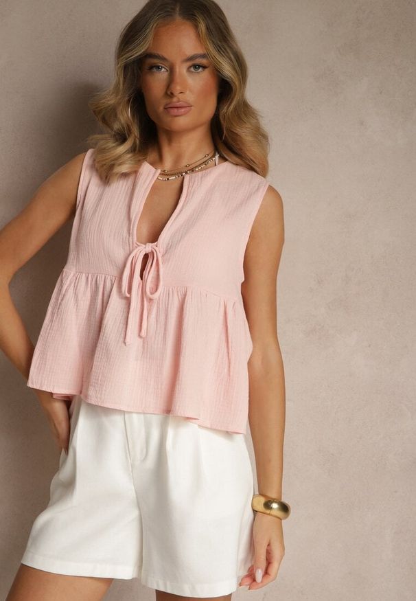 Renee - Różowa Bluzka Top z Bawełny Wiązana z Przodu z Falbanką Comila. Okazja: na imprezę, na co dzień. Typ kołnierza: dekolt w kształcie V. Kolor: różowy. Materiał: bawełna. Długość rękawa: krótki rękaw. Długość: krótkie. Styl: casual, klasyczny