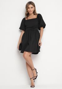 Born2be - Czarna Sukienka Rozkloszowana z Bufiastymi Rękawami i Kwadratowym Dekoltem Galzemis. Okazja: na co dzień. Typ kołnierza: dekolt kwadratowy. Kolor: czarny. Styl: elegancki, casual, klasyczny #3