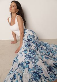 Born2be - Niebieska Bawełniana Spódnica Boho w Kwiaty z Przeszyciami w Stylu Falban Kairith. Okazja: na co dzień, na randkę. Kolor: niebieski. Materiał: bawełna. Długość: długie. Wzór: kwiaty. Sezon: lato. Styl: boho #1