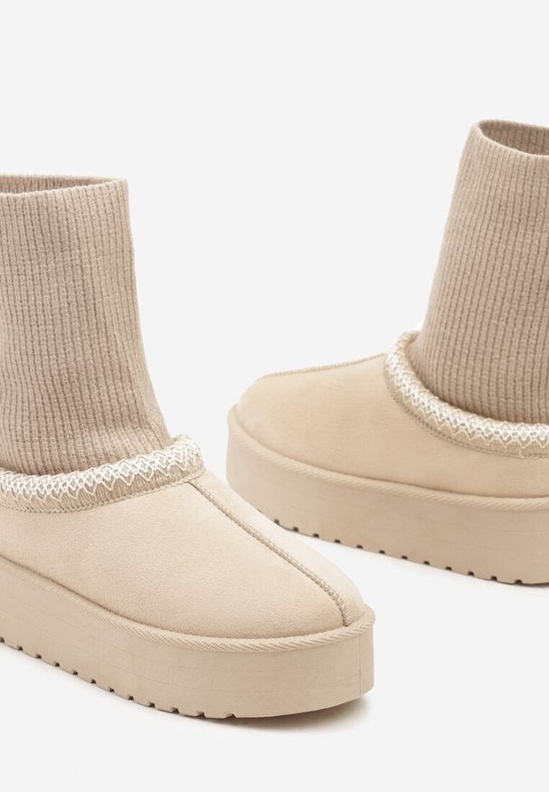 Born2be - Beżowe Śniegowce na Platformie ze Skarpetkową Cholewką i Ozdobnym Haftem Zintoria. Okazja: na co dzień. Kolor: beżowy. Materiał: dzianina, futro, jeans. Szerokość cholewki: normalna. Wzór: haft. Obcas: na platformie. Styl: casual