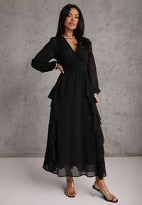Renee - Czarna Rustykalna Sukienka Wieczorowa z Falbanami i Marszczeniem w Talii Himereanes. Typ kołnierza: kołnierz z falbankami. Kolor: czarny. Materiał: tkanina. Wzór: gładki, aplikacja. Typ sukienki: rozkloszowane. Styl: wizytowy #8
