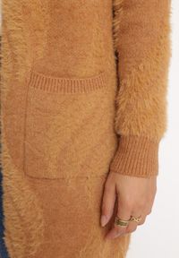 Born2be - Ciemnobeżowy Puszysty Kardigan Niezapinany Heliture. Kolekcja: plus size. Kolor: brązowy. Materiał: dzianina. Długość rękawa: długi rękaw. Długość: długie
