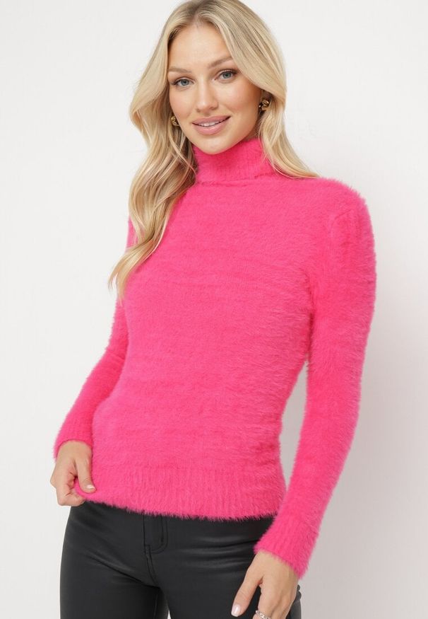 Born2be - Fuksjowy Elastyczny Golf z Wełną i Ściągaczami Ozdobiony Długim Włosem Alussone. Typ kołnierza: golf. Kolor: różowy. Materiał: wełna. Długość rękawa: długi rękaw. Długość: długie. Wzór: aplikacja