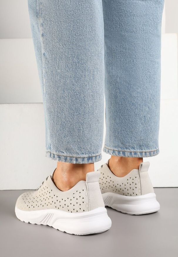 Renee - Jasnoszare Sneakersy Ozdobione Ażurowym Wzorem Sareldi. Okazja: na co dzień. Kolor: szary. Materiał: jeans. Wzór: aplikacja, ażurowy