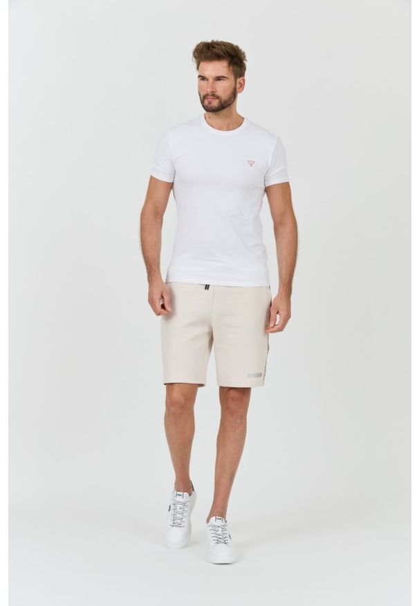 Guess - GUESS Beżowe męskie spodenki Mickey Cuff Pant, Rozmiar S. Kolor: beżowy