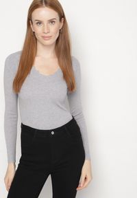 Born2be - Szary Dopasowany Sweter z Nieregularnym Dekoltem w Serek Fenarela. Okazja: na co dzień, do pracy, na spotkanie biznesowe. Typ kołnierza: dekolt w serek. Kolor: szary. Materiał: jeans. Styl: biznesowy, casual #7