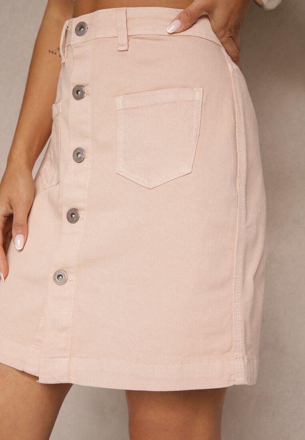 Renee - Różowa Jeansowa Spódnica z Bawełny High Waist Ozdobiona Guzikami Lilinelle. Okazja: na co dzień. Stan: podwyższony. Kolor: różowy. Materiał: bawełna, jeans. Wzór: aplikacja. Styl: klasyczny, elegancki, casual