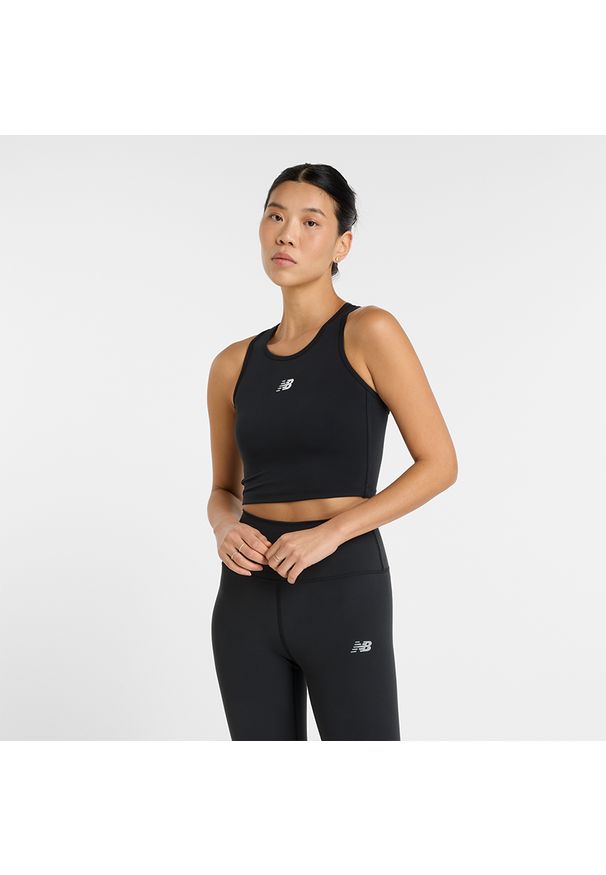 Koszulka damska New Balance WT51156BK – czarna. Kolor: czarny. Materiał: poliester, tkanina. Wzór: aplikacja. Sport: fitness