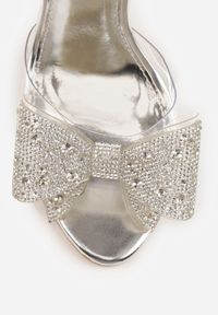 Born2be - Srebrne Sandały-Klapki na Szpilce z Transparentną Cholewką i Cyrkoniową Kokardą Vila. Okazja: na co dzień. Zapięcie: pasek. Kolor: srebrny. Materiał: jeans, satyna. Obcas: na szpilce. Styl: casual, wizytowy #6