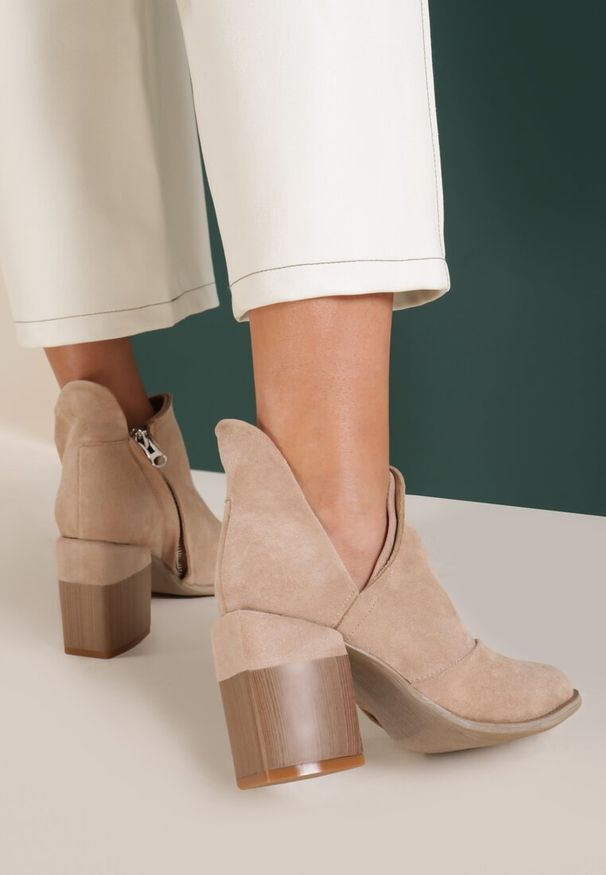 Renee - Beżowe Botki Dhysreia. Okazja: na co dzień. Wysokość cholewki: za kostkę. Kolor: beżowy. Materiał: jeans. Wzór: geometria. Obcas: na słupku. Styl: boho, wizytowy, casual