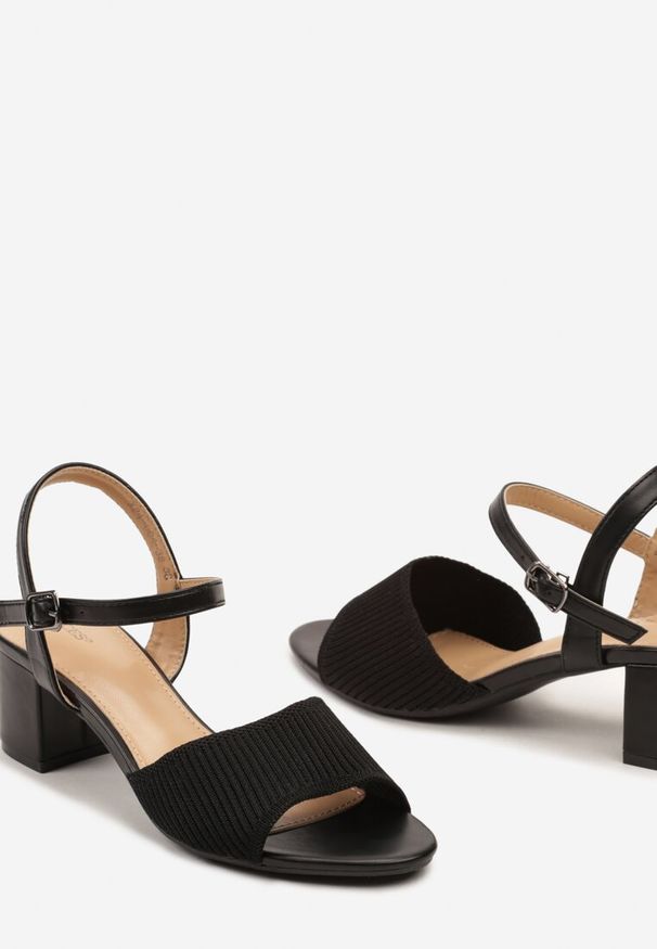 Born2be - Czarne Sandały na Słupku z Materiałowym Paskiem Uvilana. Zapięcie: pasek. Kolor: czarny. Materiał: materiał. Obcas: na słupku. Styl: boho, elegancki. Wysokość obcasa: średni