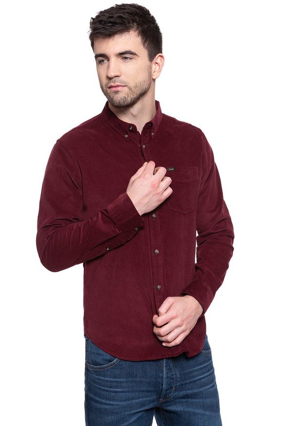 Lee - KOSZULA LEE BUTTON DOWN BURGUNDY L880MRMF. Typ kołnierza: button down. Kolor: czerwony. Materiał: materiał