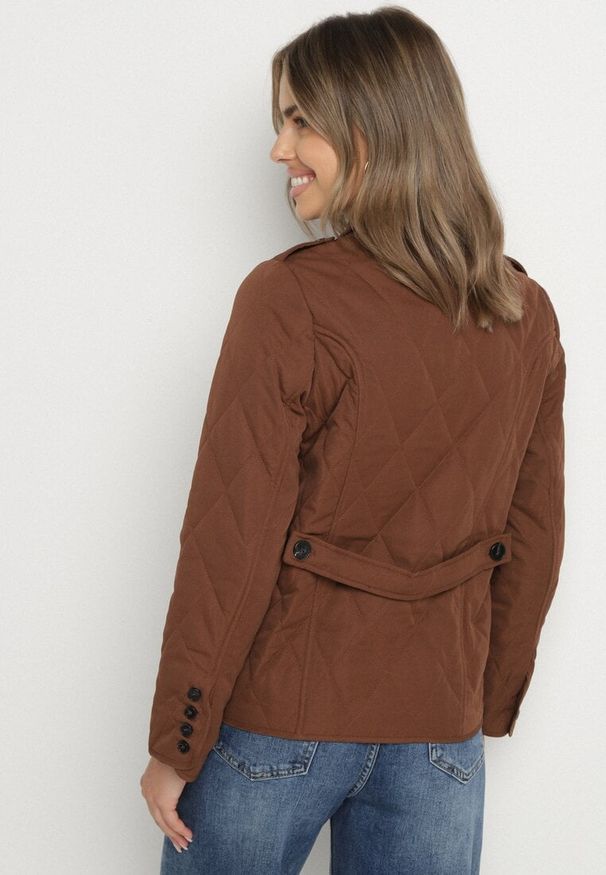 Born2be - Brązowa Pikowana Kurtka Koszulowa z Pagonami Avedvira. Okazja: do pracy, na spotkanie biznesowe. Kolor: brązowy. Materiał: jeans. Styl: biznesowy, elegancki