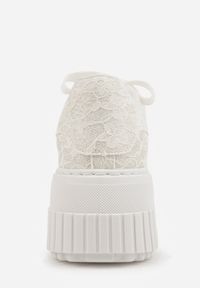 Born2be - Białe Sneakersy na Grubej Tłoczonej Platformie Ozdobione Brokatem i Koronką Zellysh. Okazja: na co dzień. Kolor: biały. Materiał: koronka. Wzór: aplikacja, koronka. Obcas: na platformie #6