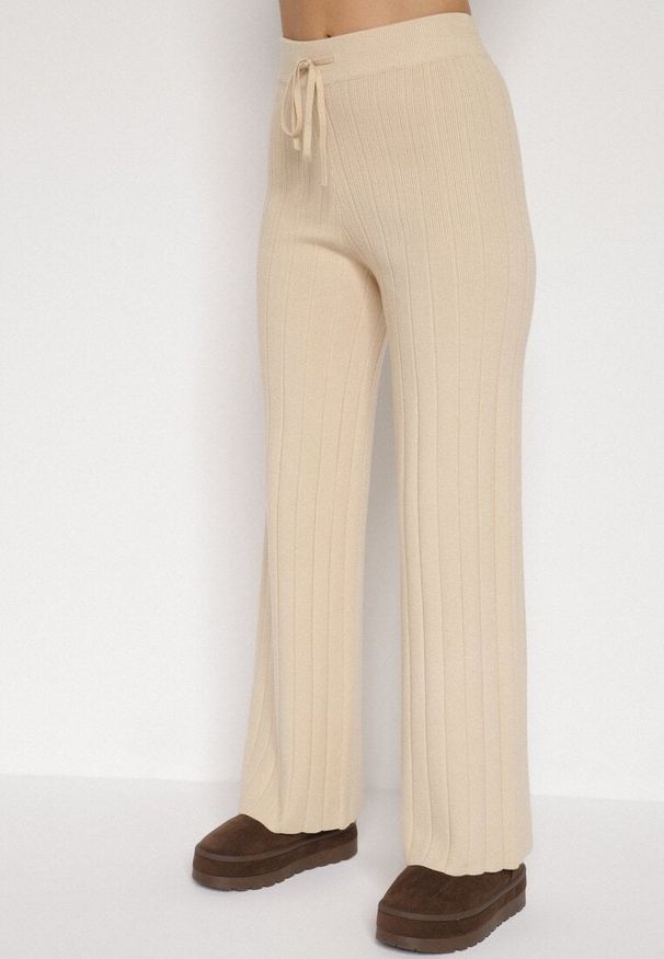 Born2be - Beżowy Sweterkowy Komplet Sweter z Półgolfem i Szerokie Spodnie Alatusa. Kolor: beżowy. Materiał: jeans