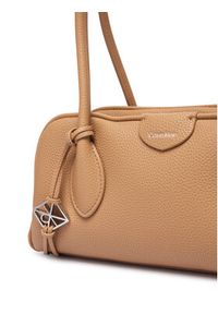 Calvin Klein Torebka Emblem Trio Pebble Shoulder Bag LV04F3743G Beżowy. Kolor: beżowy. Materiał: skórzane #4