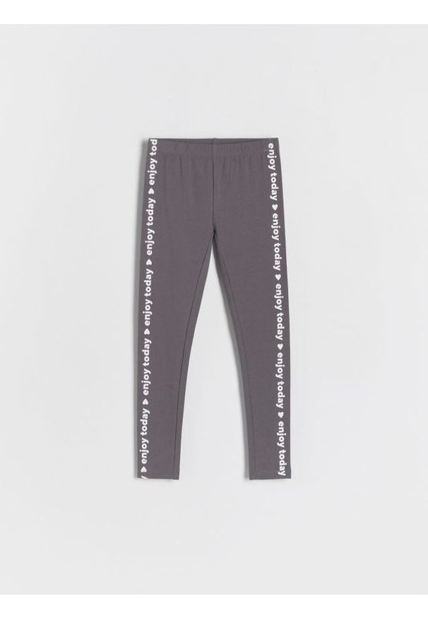 Reserved - Legginsy z ozdobnym nadrukiem - ciemnoszary. Kolor: szary. Materiał: dzianina, włókno, bawełna. Wzór: nadruk