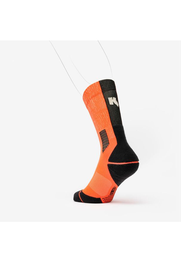 KIPRUN - Skarpetki do biegania Kiprun Run 900 wysokie grube Replika Obvious. Kolor: pomarańczowy. Materiał: elastan, poliamid. Sport: bieganie