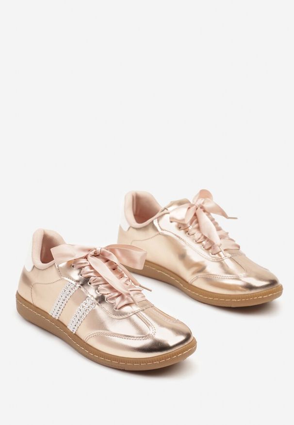Born2be - Szampańskie Sneakersy Tenisówki Lakierowane Ozdobione Koronką Deolana. Okazja: na co dzień. Nosek buta: okrągły. Kolor: złoty. Materiał: lakier, koronka. Wzór: aplikacja, koronka. Obcas: na płaskiej podeszwie