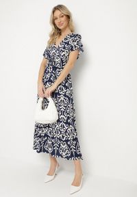 Born2be - Niebieska Sukienka z Wiskozy w Abstrakcyjny Wzór Faledira. Okazja: na co dzień. Typ kołnierza: dekolt w serek. Kolor: niebieski. Materiał: wiskoza. Długość rękawa: krótki rękaw. Typ sukienki: proste. Styl: casual, klasyczny #6