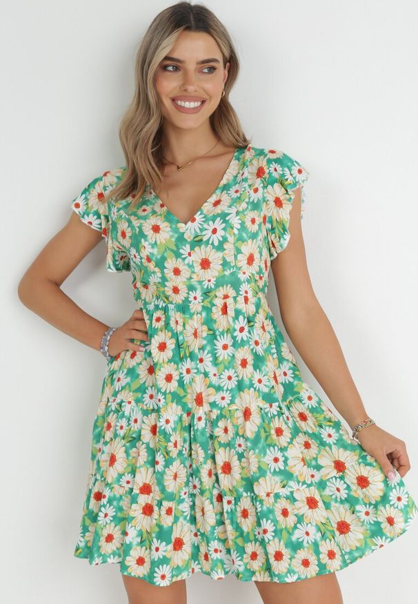 Born2be - Jasnozielona Sukienka Mini z Wiskozy z Gumką w Pasie i Falbankami Nidi. Typ kołnierza: kołnierz z falbankami. Kolor: zielony. Materiał: wiskoza. Długość: mini