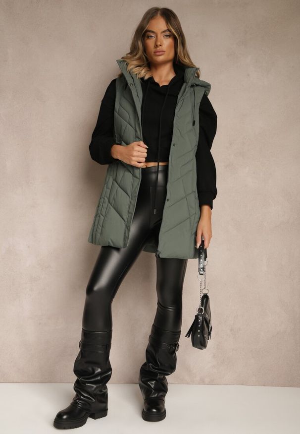 Renee - Zielona Pikowana Kamizelka o Taliowanym Kroju z Kapturem Tulonea. Okazja: na co dzień. Typ kołnierza: kaptur. Kolor: zielony. Materiał: jeans. Styl: casual