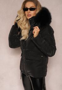 Renee - Czarna Kurtka z Ozdobnym Pikowaniem z Kapturem i Futerkiem Santima. Typ kołnierza: kaptur. Kolor: czarny. Materiał: futro. Sezon: jesień #2