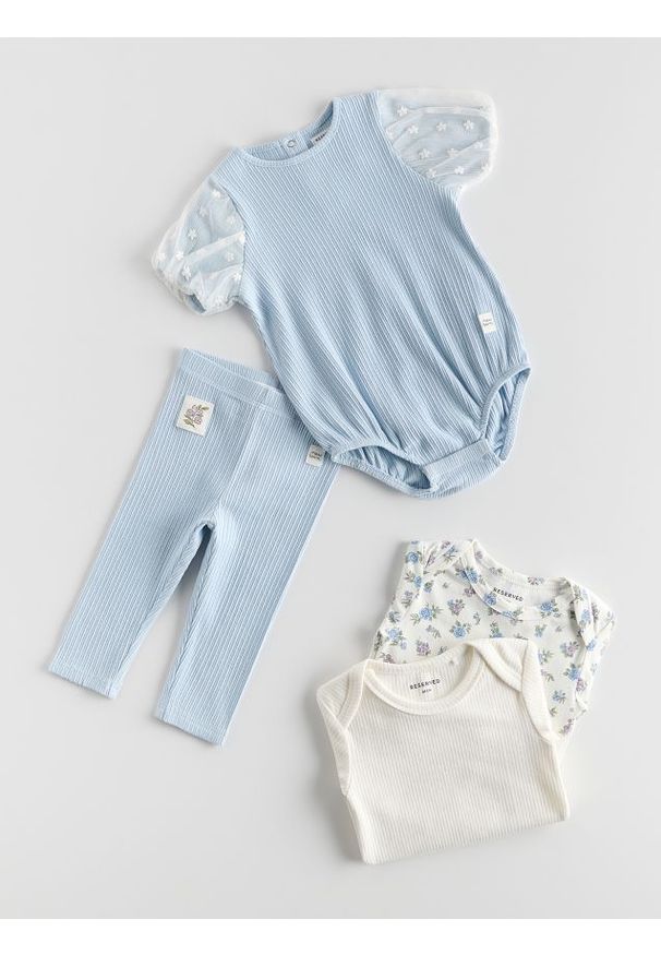 Reserved - Body z ozdobnymi rękawami - jasnoniebieski. Kolor: niebieski. Materiał: dzianina, bawełna