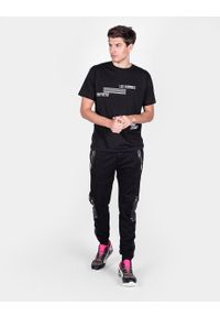 Les Hommes T-shirt "Contemporary" | LJT208-700P | Contemporary Elegance | Mężczyzna | Czarny. Okazja: na co dzień. Kolor: czarny. Materiał: bawełna. Wzór: nadruk. Styl: casual #1